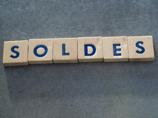 Soldes &eacute;crit avec des lettres en bois