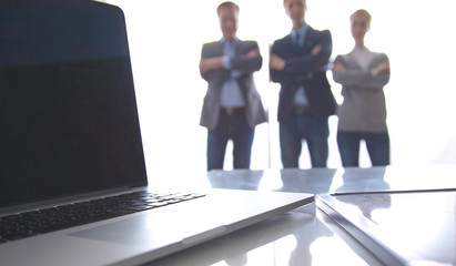 Obraz premium Close up of desktop computer on the background of business team