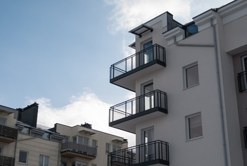 Balkony w nowym budynku z apartamentami mieszkalnymi - obrazy, fototapety, plakaty