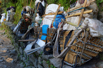 Obraz premium Sherpa baskets backpacks in EBC hiking trail