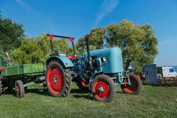 Obraz premium old fashioned tractor - vintage technology