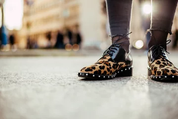 Fototapeten Mädchen in flachen Schuhen mit Leopardenmuster. © bnenin