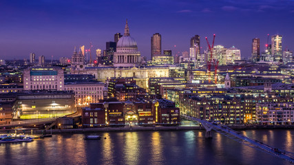 Fototapeta na wymiar St Pauls and the London skyline