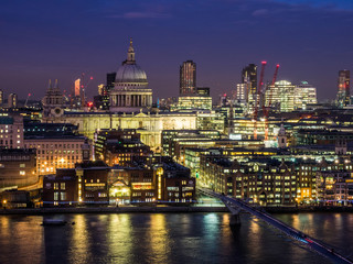Naklejka premium St Pauls and reflections in the Thames