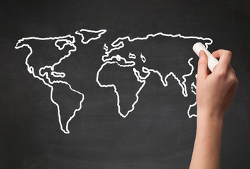 Naklejka premium Adult drawing world map on chalkboard