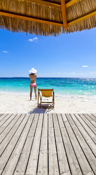 Sch&ouml;ne Strandterrasse auf den Malediven mit Model