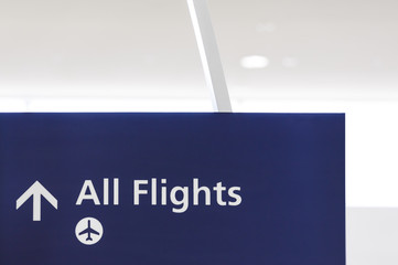 Obraz premium Airport sign with symbol of airplane and arrow showing direction to boarding area gates. Air travel transportation concept.