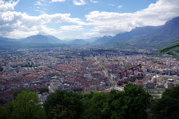 Fototapeta na wymiar vue sur Grenoble depuis la bastille