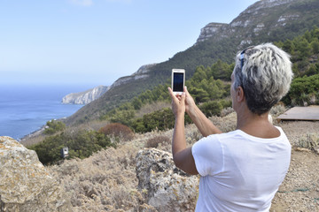 coppia matura con smartphone in vacanza