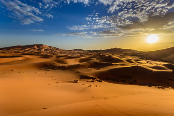 Zachód słońca na Wydmach Erg Chebbi, Sahara, Maroko - obrazy, fototapety, plakaty