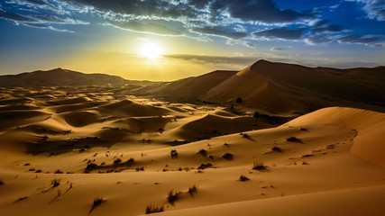Zachód słońca na Wydmach Erg Chebbi, Sahara, Maroko
