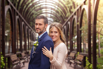 Obraz premium Bride and groom hugging