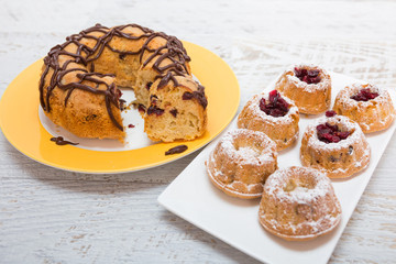 Mini gugelhupf with vanilla and cranberry