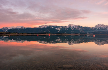 Fototapeta premium Impresionantes reflejor a los Alpes en el lago Forggensee, Bavaria