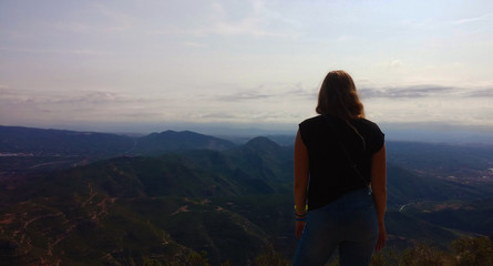 Naklejka premium Girl admiring a landscape.