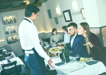 Obraz premium angry guests conflicting with waiter in restaurant
