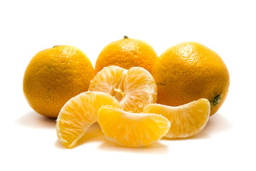 Mandarine Mandarinen clementine clementinen isoliert freigestellt auf weißen Hintergrund,...