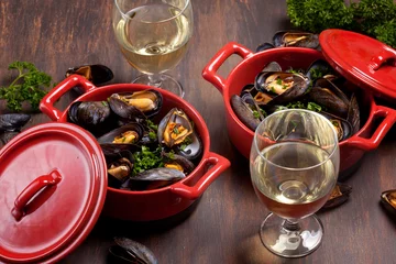 Papier Peint photo Lavable Crustacés Dinner with mussels in herbs and white wine