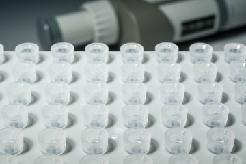 Pipettenspitzen und Pipette in einem Labor