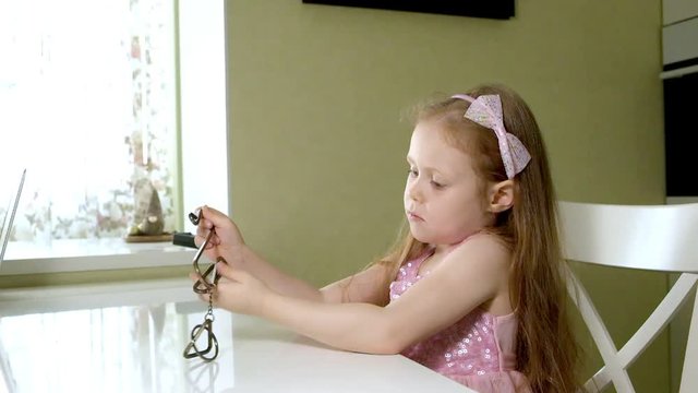 A gerl unravels a metal puzzle, coaches brain activity