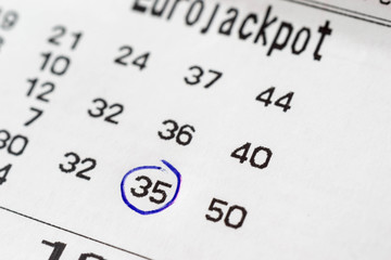 Lotto Wettschein mit verschiedenen Zahlen - Glücksspiel