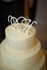 Beautiful simple wedding cake 516.