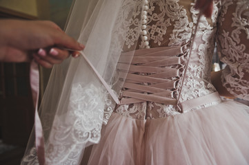 Fototapeta na wymiar The process of tying wedding bridesmaid dresses 532.
