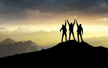 Rolgordijnen Silhouetten van team op bergtop. Sport en actief leven concept. © biletskiyevgeniy.com