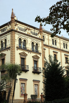 pomp&ouml;ses Hotelgeb&auml;ude