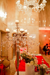 chandelier sur table décorée de mariage