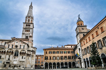 Fototapeta na wymiar Modena Piazza Grande, alto contrasto