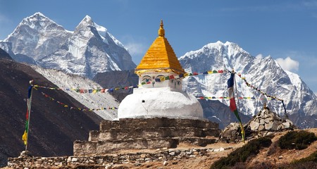 Stupa near Dingboche village with prayer flags - obrazy, fototapety, plakaty