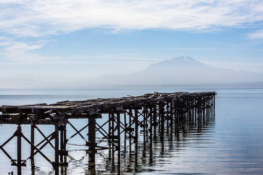 Chile, X Regi&oacute;n, Llanquihue, Frutillar, Aussicht auf den Vulkan Osorno, Steg