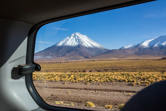 Chile, Regi&oacute;n de Antofagasta, El Loa, Blick auf den Licancabur aus dem Auto, Jeep-Tour nach Bolivien