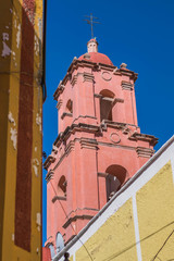 Colorful architectural lines, with the top portion of the Templo de San Francisco, in the background and a deep blue sky, in Guanajuato, Mexico - 191125957