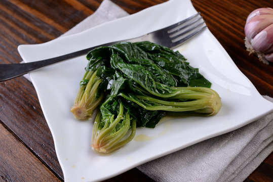 Cooked and seasoned spinach on the plate