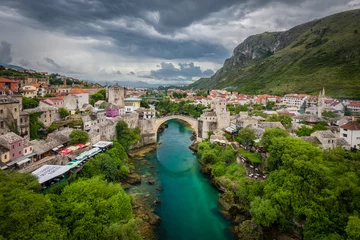 Papier Peint photo Stari Most Vieille ville de Mostar avec le célèbre vieux pont (Stari Most), Bosnie-Herzégovine