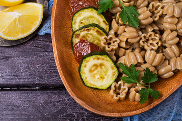 Brown pasta with vegetables