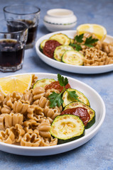 Brown pasta with vegetables