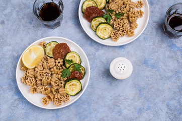 Brown pasta with vegetables
