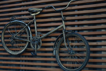 Fototapeta na wymiar Bicycle on the wall