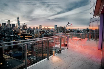 Luxuriöser Balkon auf dem Dach der Stadt mit Chill-Bereich in New York City Manhattan Midtown. Elite-Immobilienkonzept. © janifest