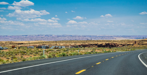 Route dans le désert. Voyager dans la réserve Navajo en Arizona