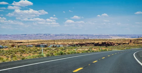 Poster Weg in de woestijn. Reizen door het Navajo-reservaat in Arizona © konoplizkaya