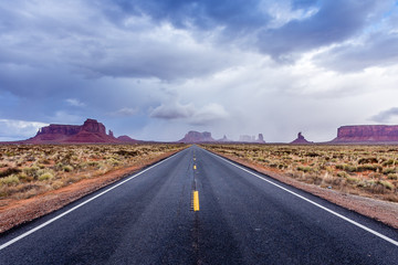 Fototapeta na wymiar Road into Monument Valley