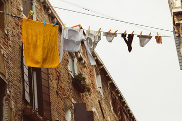 Wäsche hängt zum Trocknen vor einer Fassade in Venedig