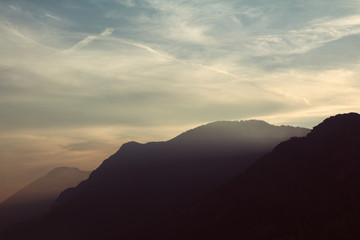 Silhouetten von Bergen im Sonnenuntergang