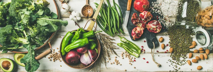 Foto op Aluminium Eten Winter vegetarische, veganistische ingrediënten voor het koken van voedsel. Flat-lay van groenten, fruit, bonen, granen, keukengerei, gedroogde bloemen, olijfolie op witte houten achtergrond, bovenaanzicht. Schoon etend voedsel