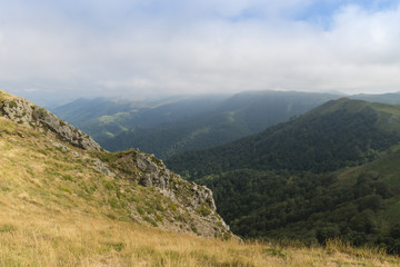 Fototapeta premium Promenade au col de Bagargui lprès des Chalets d’Iraty, dans les estives des Pyrénées.