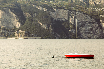 Rotes Schiff vor Bergkulisse auf Gardasee